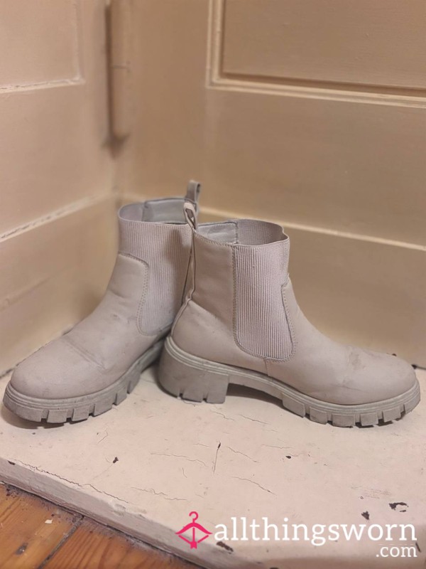 Well-Worn Beige Chelsea Boots – EU 42 / Approx. US Women's 10.5–11