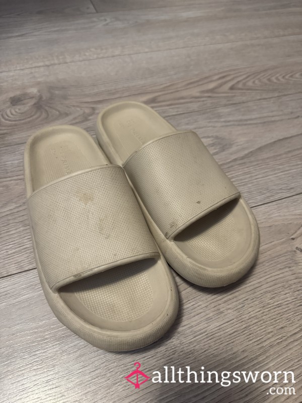 Well Worn - Beige Sliders 🩴🦶🏽 Size 8