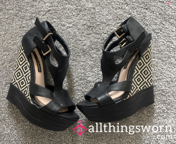 Well Worn Black And White Wedges 🖤