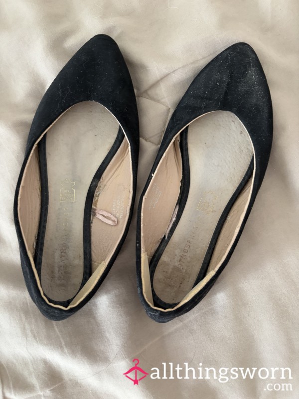 Well-Worn Black Ballet Flats 🖤