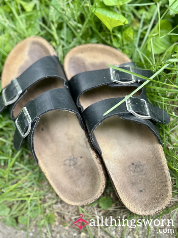 Well-Worn Black Buckle Sandals 🖤