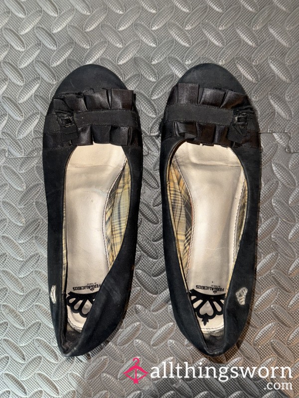 Well Worn Black Flats 🖤