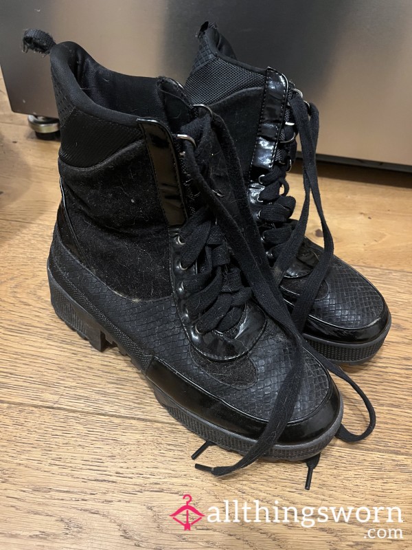 🕷️ Well Worn Black Gothic Boots 🕷️