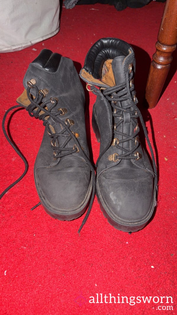 🔥 Well-Worn Black Work Boots 🔥