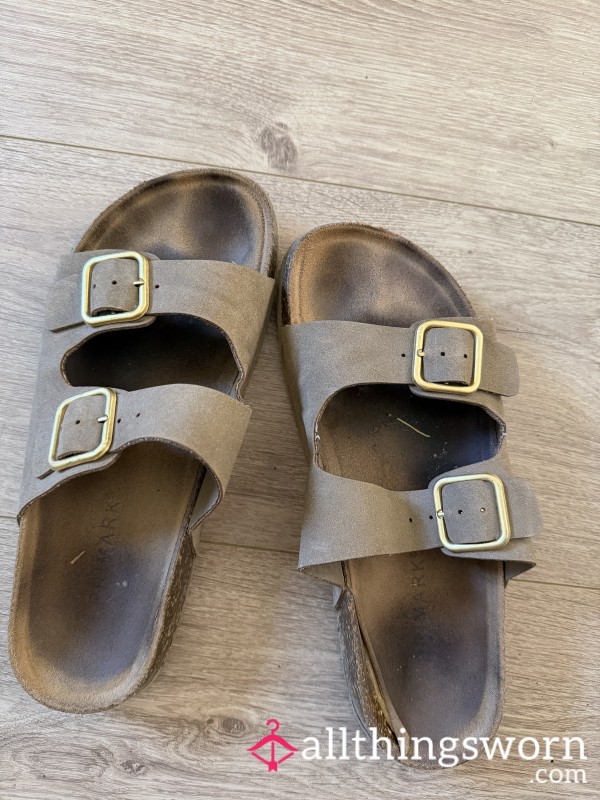 🤎 Well-Worn Brown Buckle Sandals – Deep Foot Imprints & Everyday Wear 🤎