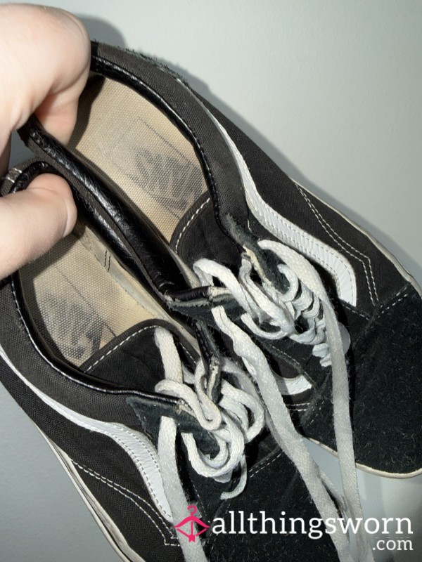 Well Worn Cla**ics Laced Vans • W7.5