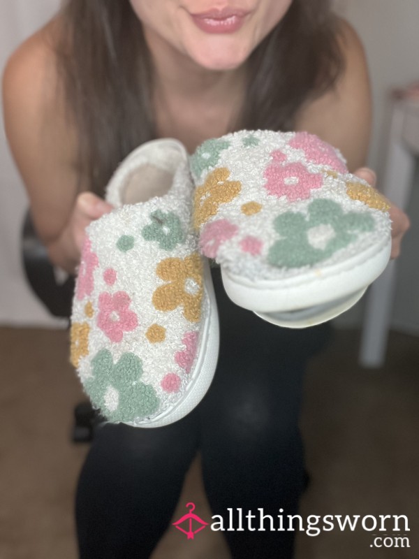 Well Worn Cute Flower Slippers 🌼 Free Shipping!