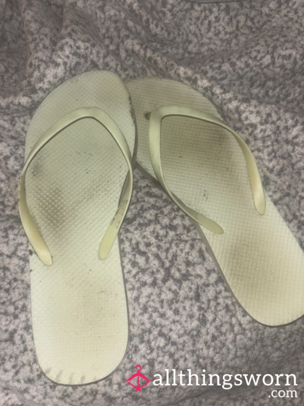 Well Worn Flip Flops - Size 7💕
