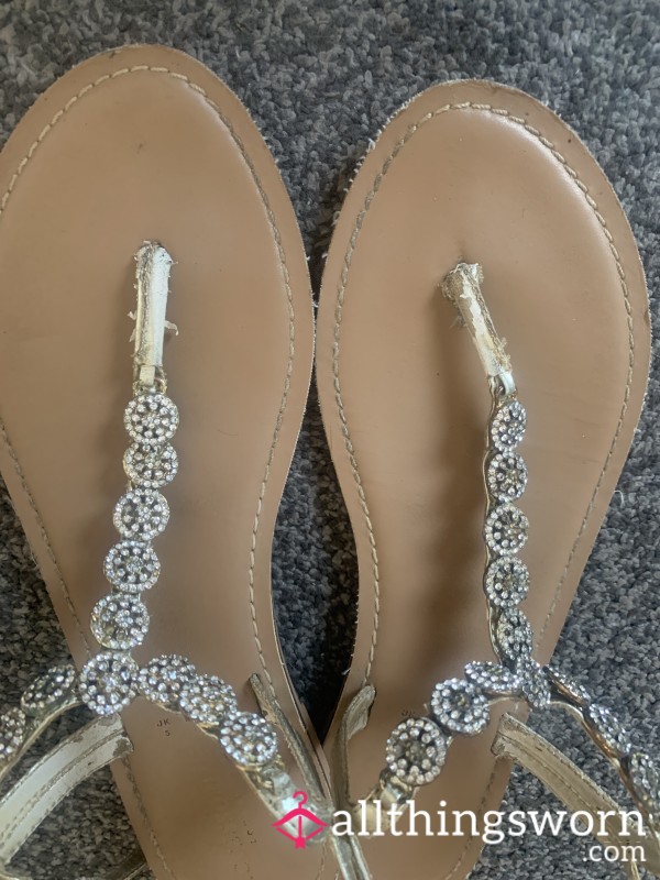 Well-worn Flip-flops With Toe Separator. UK (5)