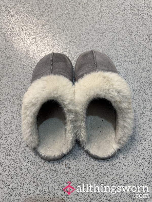 Well-Worn Grey Slippers – Soft, Cosy & Perfectly Used 👣