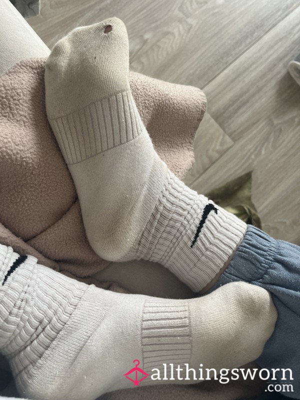 Well Worn & Holed White Nike Crew Socks 🧦 Petite Size 2 Feet 🦶