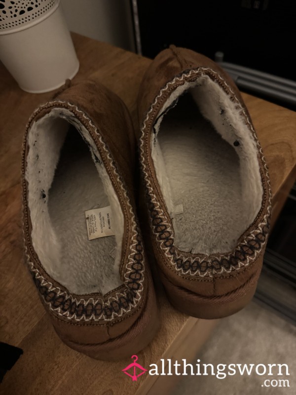 Well Worn Indoor/ Outdoor Slippers 🥿