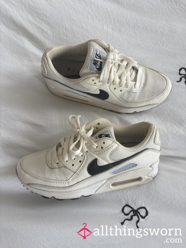 Well Worn In Used Daily Gym Trainers Nike Size 6 💦