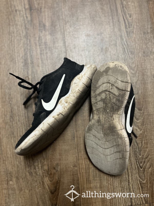Well Worn Nike Running Shoes 🖤🏃🏻‍♀️ SIZE 7- FREE SHIPPING