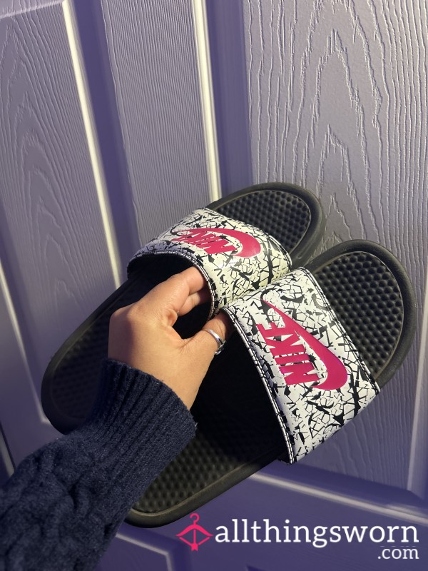 Well Worn Nike Slides 🎀