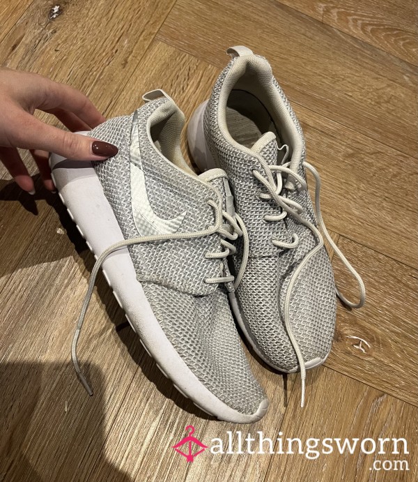 Well Worn Nike Trainers 👟🦶🏼✨
