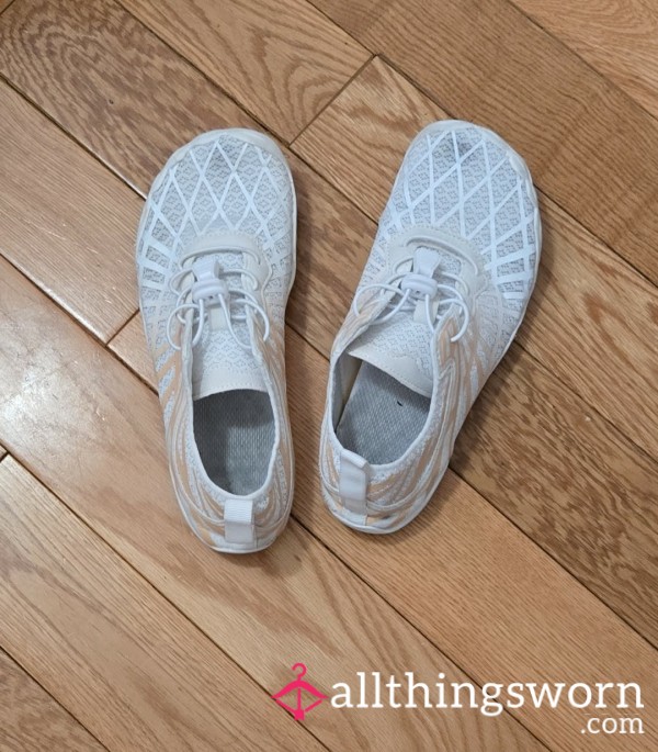SOLD -Well-Worn Nurse Barefoot Shoes – FREE Add-on!❤️