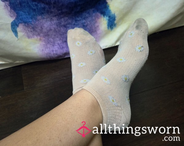 Well Worn Pink And White Daisy Socks