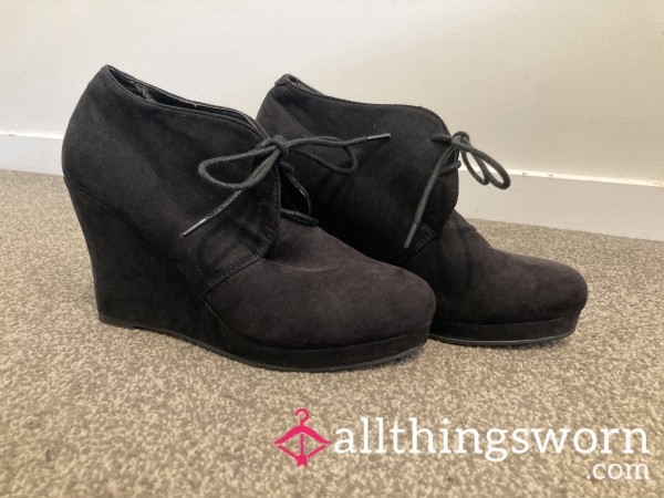 Well Worn S**y Lace Up 2010’s Wedge Booties