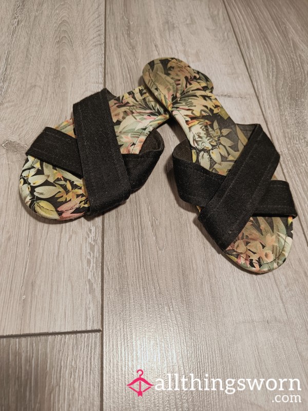 Well Worn Size 7 Flat Sandles