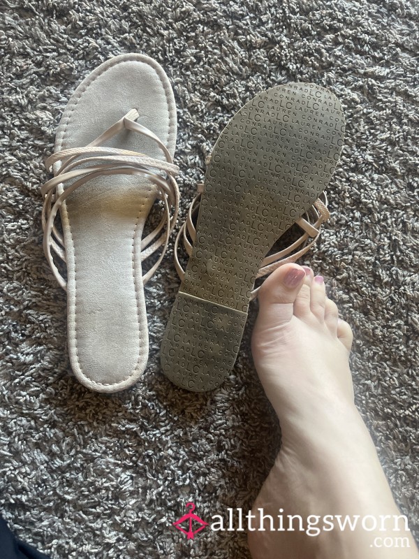 Well Worn Size 9 Sandals