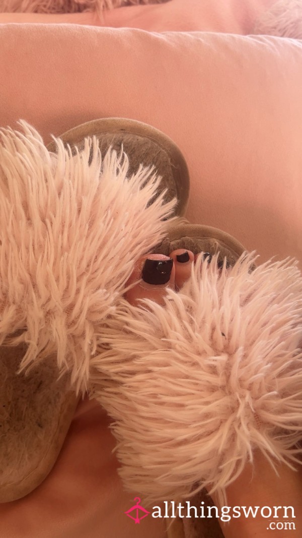 Well_worn, Slippers, Open_toe