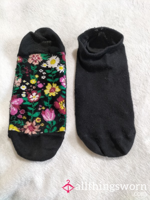 👣 Well Worn Smelly Next Trainer Socks. Black With Flower Pattern Sole.