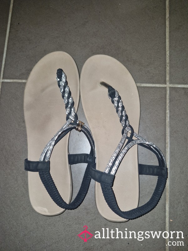 Well Worn Stinky Flats / Sandles
