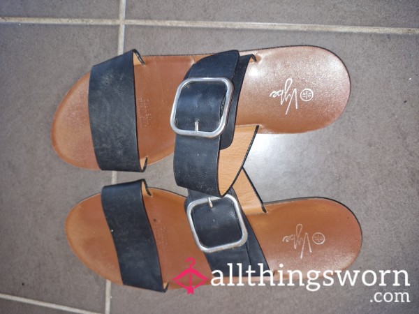 Well Worn Stinky Flats / Sandles