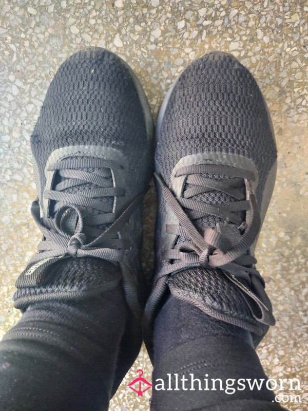 Well Worn Stinky Puma Sneakers(Shipping Fee Not Included)