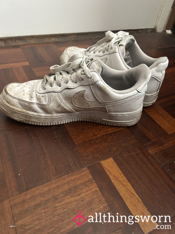 Well-worn Super Dirty “white” Airforce 1s 👟