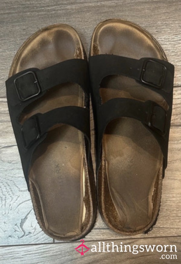 WELL WORN TOE INPRINTED FLAT SANDLAS