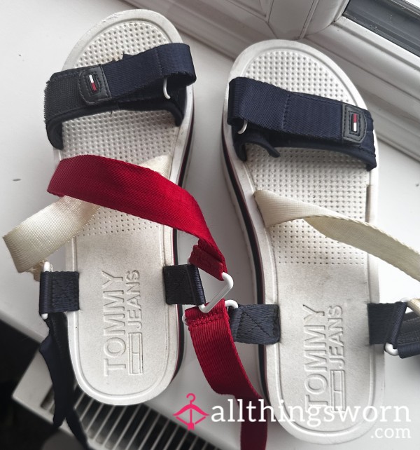 Well Worn Tommy Hilfiger Flats 💙