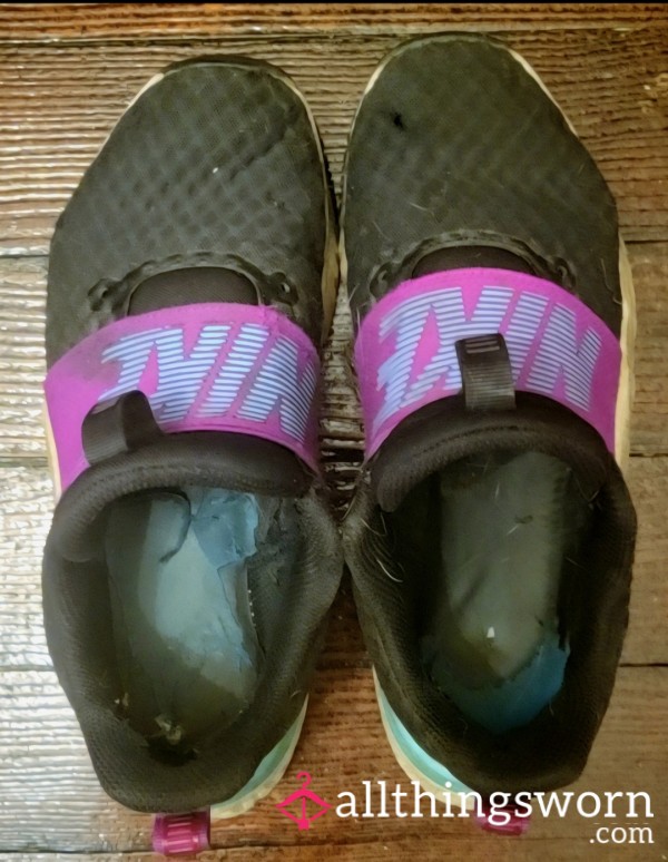 Well Worn & Well Used Funky, Faded & Falling Apart Size 6.5 Nike Gym Shoes – Highly Pungent, Intensely Broken In, Heavy Foot Sweat & Musky Aroma!
