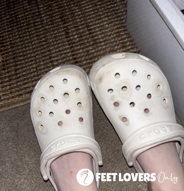 Well Worn White Crocs🐊