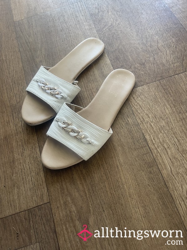 Well Worn White Sandals / White Slides / Cute White And Gold Chain Sandals - Well Worn & Used - Trashed Shoes. Size UK 6. 📸 Photo Set Included. 📦 UK Delivery Included. 🌍 International Shippin