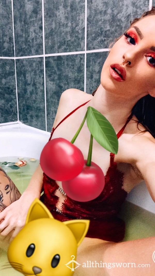 Wet Photo Shoot In The Bath 🤤pt2 😈