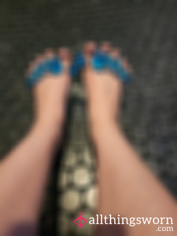 Wet Shower Feet Stretched With Yoga Toes Blue Jelly Stretchers - Maximum Spread
