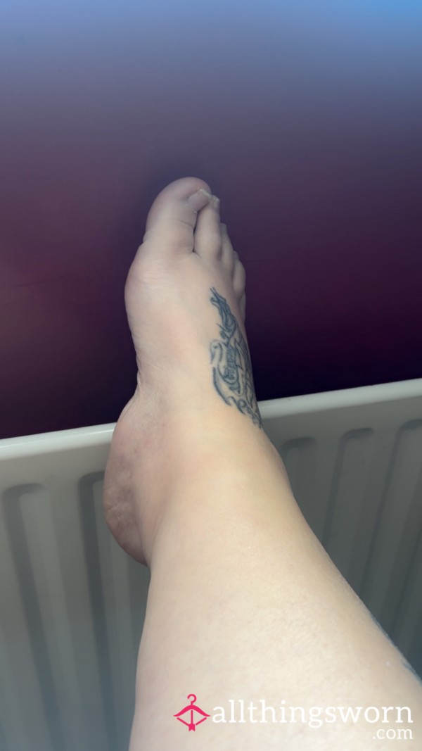Wet Soaked P**d On Feet Video
