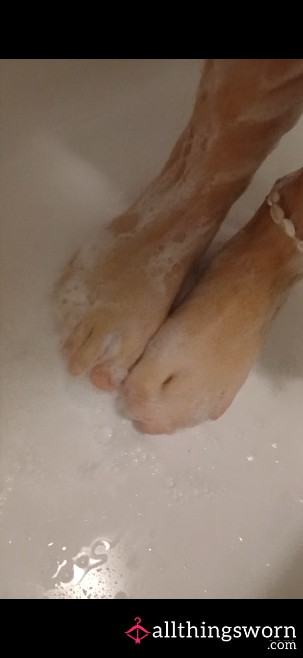 Wet Soaking Toes In The Tub 👣💧