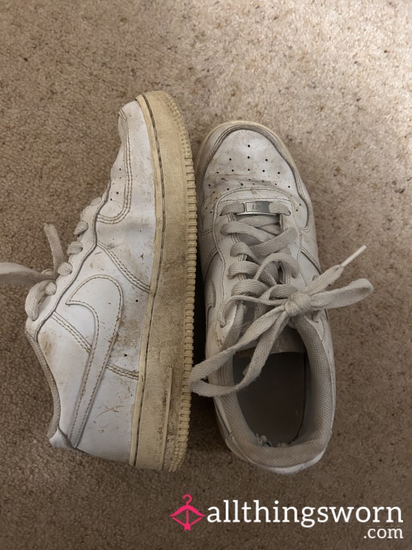 White Air Force 1’s Size 6