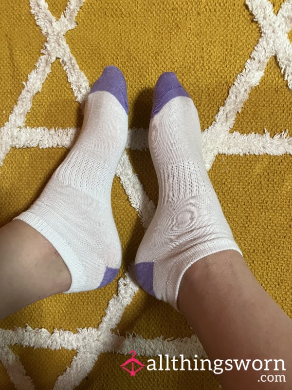 White Ankle Length Sock With Purple Heel And Toe