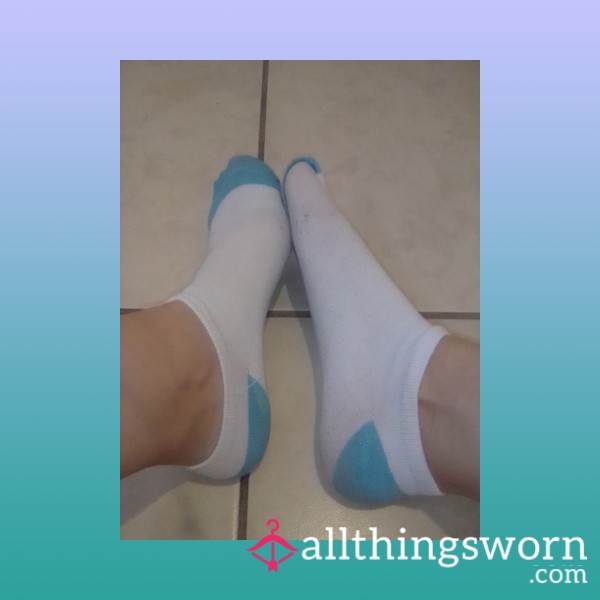 White Ankle Socks With Blue Trimming On The Front Of Toes