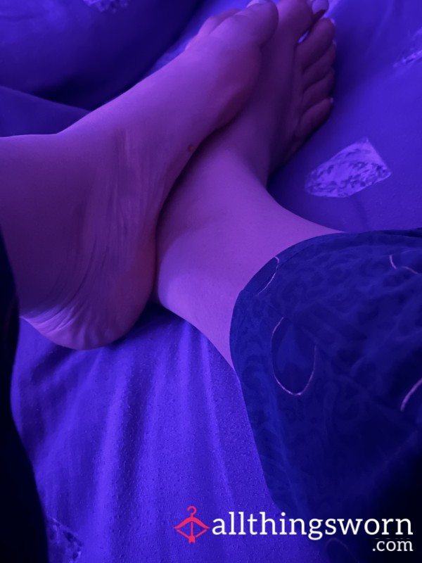 White Cracked Toe Varnish In Caramel Toes 🍬