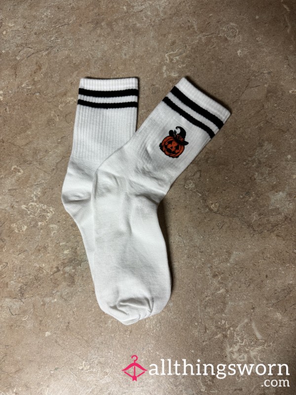 White Crew Socks With Halloween Pumpkin Witch Hat Design – Festive & Fun