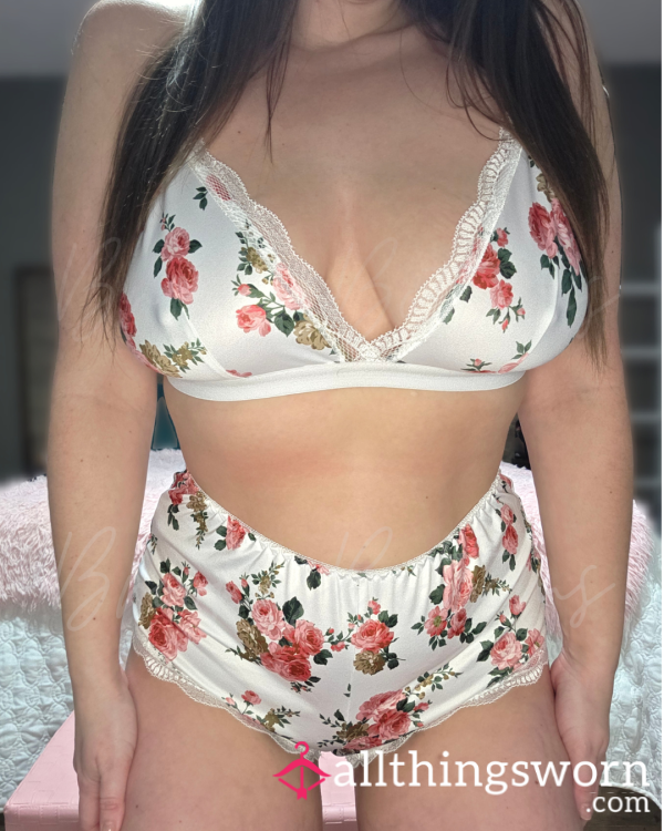 White Flor*l 2 Piece 🌸 Worn 48hr Upon Purchase Or However You'd Like 😈