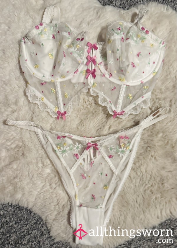 White Flor*l Set