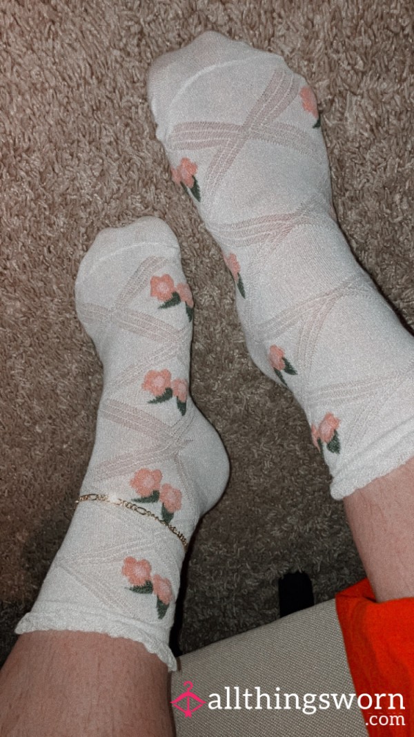 WHITE FLor*l SOCKS