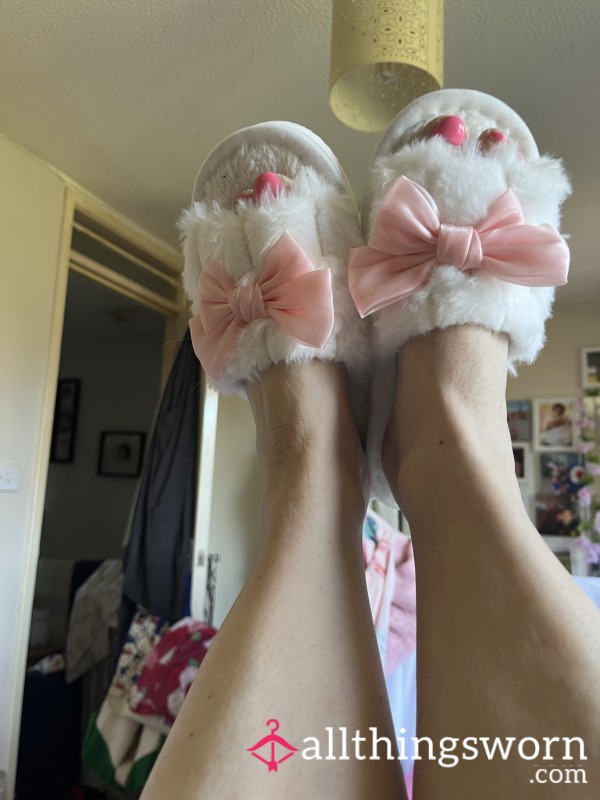 White Fluffy Slippers With Pink Bows X Only Worn Once Can Wear Them For Longer X