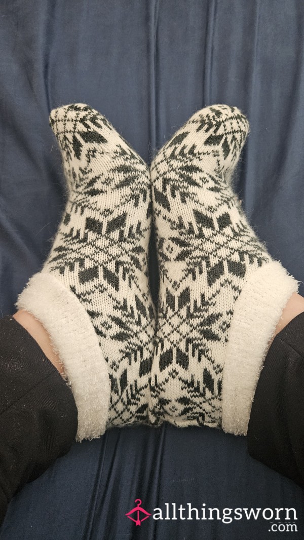 White Fuzzy Bootie Socks With Green Snowflakes